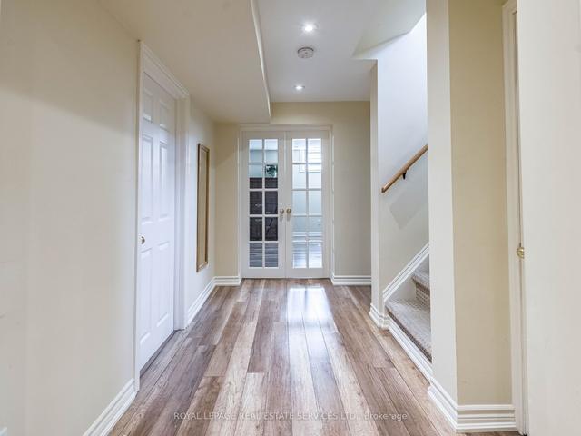 29 Castle Green Cres, House detached with 3 bedrooms, 3 bathrooms and 5 parking in Toronto ON | Image 17