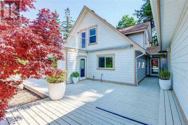 4686 Maple Guard Dr, House detached with 3 bedrooms, 4 bathrooms and 2 parking in Nanaimo H BC | Image 4