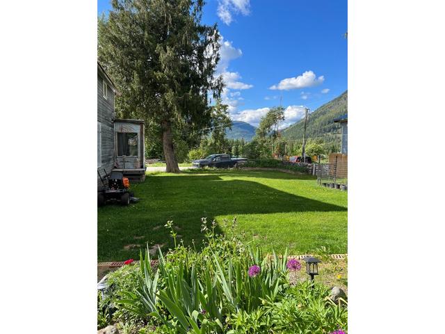 5703 Clement Avenue, House detached with 2 bedrooms, 1 bathrooms and null parking in Central Kootenay B BC | Image 28