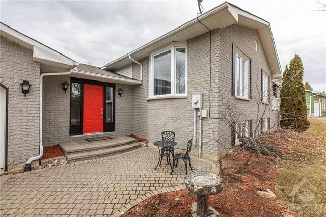 8093 Laurie Lane, House detached with 7 bedrooms, 2 bathrooms and 6 parking in Ottawa ON | Image 2