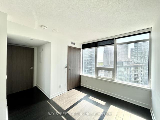 2012 - 19 Bathurst St W, Condo with 2 bedrooms, 2 bathrooms and 1 parking in Toronto ON | Image 10
