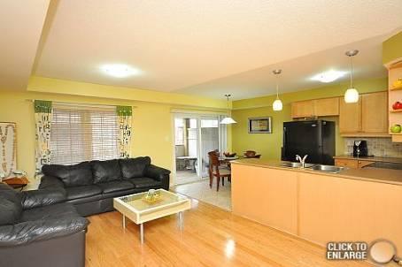 04 - 587 Dundas St W, Townhouse with 2 bedrooms, 2 bathrooms and 2 parking in Mississauga ON | Image 2
