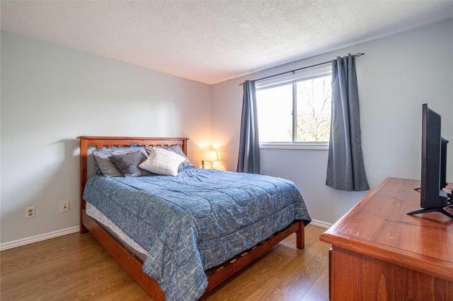 8 Lindsay Crt, House detached with 3 bedrooms, 2 bathrooms and 3 parking in Guelph ON | Image 11