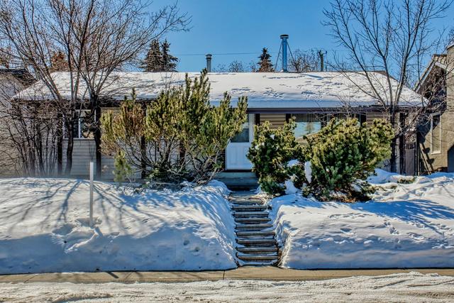 2839 Cedar Ridge Drive Sw, House detached with 4 bedrooms, 2 bathrooms and 3 parking in Calgary AB | Image 1