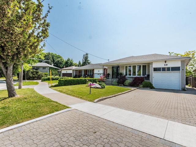 29 Castle Green Cres, House detached with 3 bedrooms, 3 bathrooms and 5 parking in Toronto ON | Image 12
