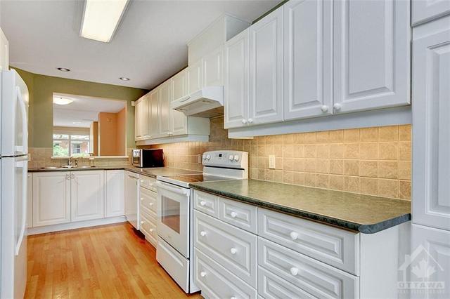 239 Second Avenue, Townhouse with 3 bedrooms, 3 bathrooms and 2 parking in Ottawa ON | Image 13
