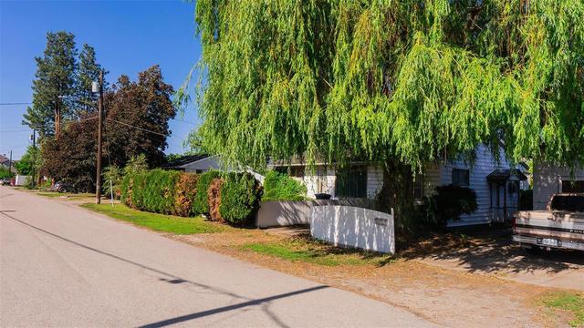 455 Montgomery Road, House detached with 4 bedrooms, 1 bathrooms and null parking in Kelowna BC | Image 3