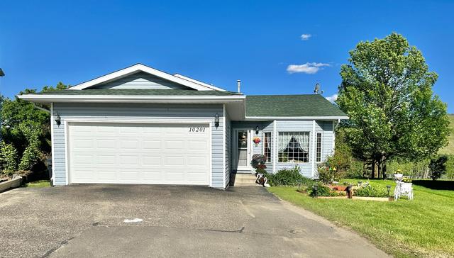 10201 83 Street, House detached with 4 bedrooms, 3 bathrooms and 4 parking in Peace River AB | Image 2