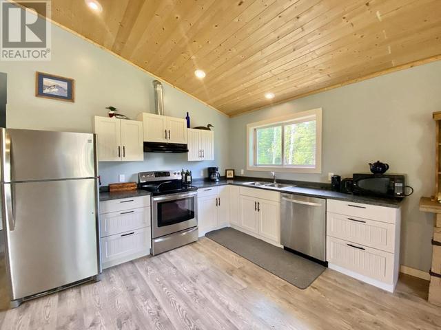 7607 Farquharson Road, House detached with 2 bedrooms, 1 bathrooms and null parking in Cariboo L BC | Image 7