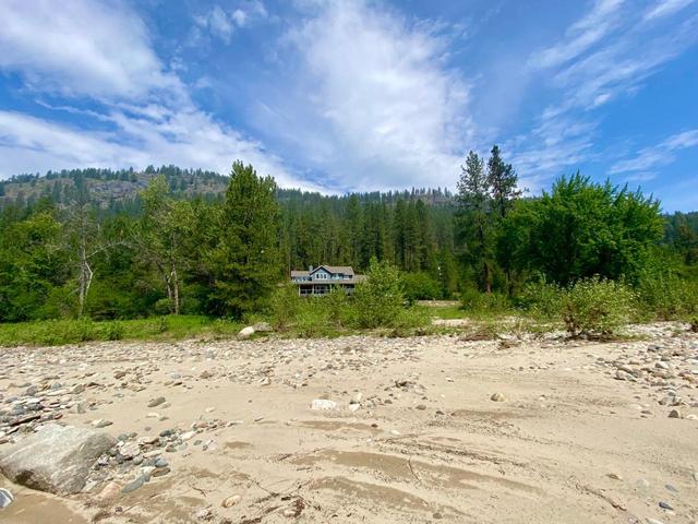 855 Highway 3, House detached with 4 bedrooms, 4 bathrooms and null parking in Kootenay Boundary C BC | Image 2