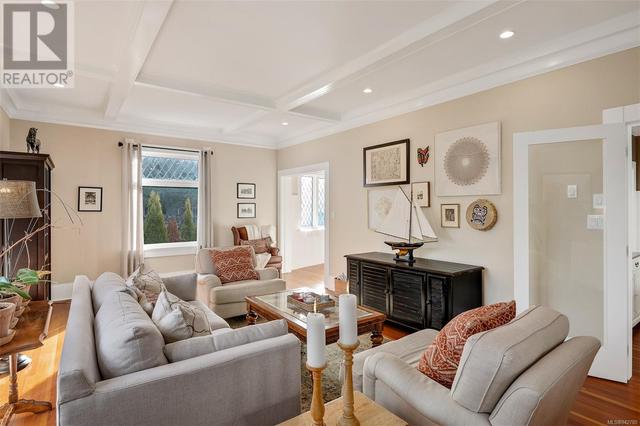 1952 Runnymede Ave, House detached with 6 bedrooms, 5 bathrooms and 6 parking in Victoria BC | Image 11