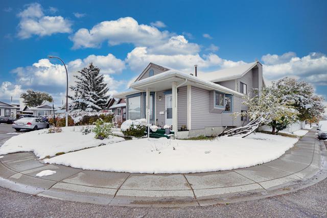 4 Martingrove Mews Ne, House detached with 4 bedrooms, 3 bathrooms and 4 parking in Calgary AB | Image 2