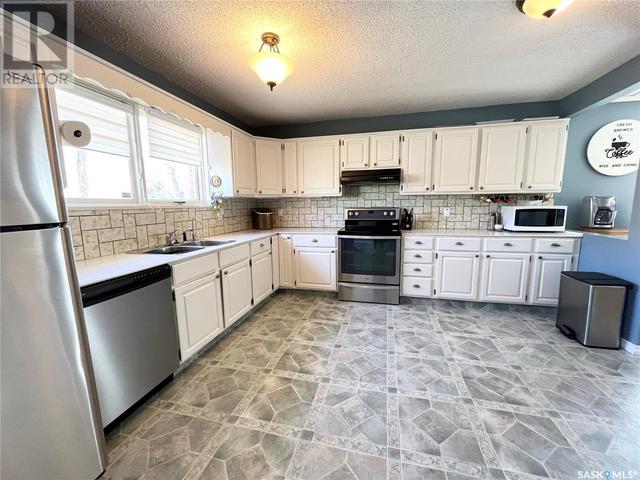 1412 95th Street, House detached with 3 bedrooms, 2 bathrooms and null parking in North Battleford CY SK | Image 12