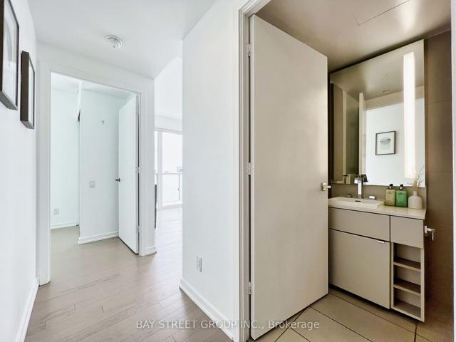 4009 - 101 Peter St, Condo with 2 bedrooms, 2 bathrooms and 1 parking in Toronto ON | Image 12