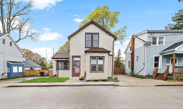 13 Woodbine Cres, House detached with 3 bedrooms, 2 bathrooms and 1 parking in Hamilton ON | Image 1