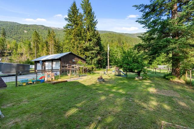 2466 Cunningham Road, House detached with 3 bedrooms, 2 bathrooms and null parking in Central Kootenay H BC | Image 35