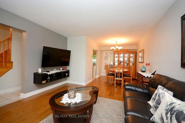 92 Courtleigh Sq, House attached with 3 bedrooms, 3 bathrooms and 3 parking in Brampton ON | Image 3
