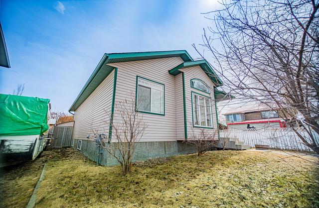 72 Poplar Crescent, House detached with 3 bedrooms, 2 bathrooms and 4 parking in Red Deer County AB | Image 2