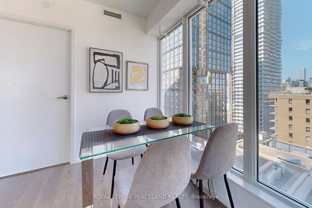 1810 - 68 Shuter St, Condo with 2 bedrooms, 2 bathrooms and 0 parking in Toronto ON | Image 2