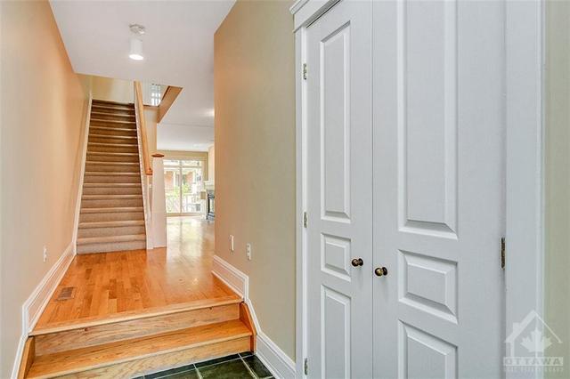 239 Second Avenue, Townhouse with 3 bedrooms, 3 bathrooms and 2 parking in Ottawa ON | Image 2