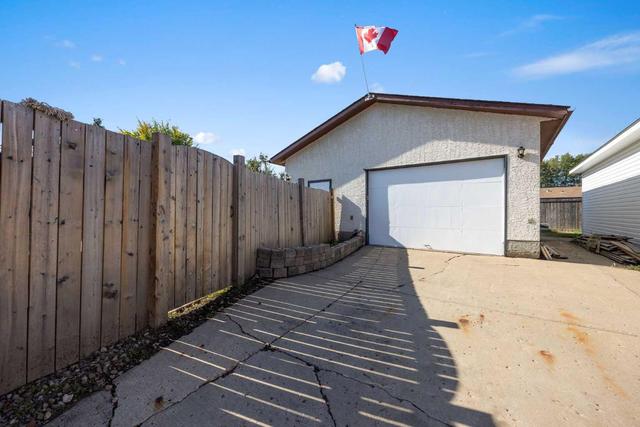 204 Wapiti Crescent, House detached with 3 bedrooms, 3 bathrooms and 5 parking in Wood Buffalo AB | Image 2