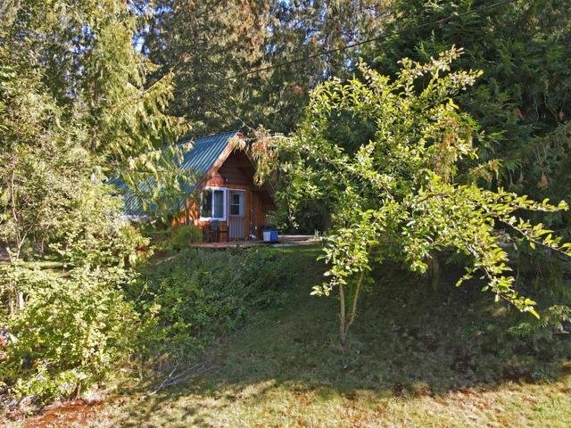 5730 Cedar Creek Road, House detached with 3 bedrooms, 3 bathrooms and null parking in Central Kootenay H BC | Image 19