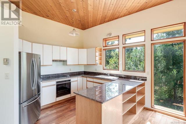 4686 Kerryview Dr, House detached with 2 bedrooms, 1 bathrooms and 5 parking in Saanich BC | Image 6