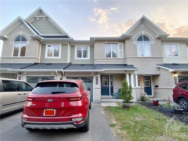 428 Silverstone Way, Townhouse with 3 bedrooms, 3 bathrooms and 1 parking in Ottawa ON | Image 1