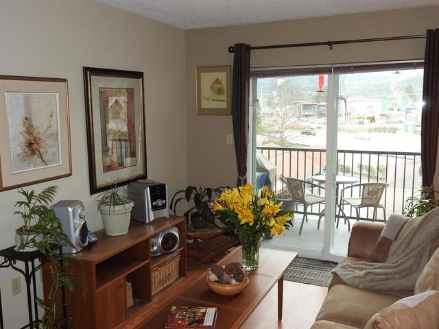 b304 - 40120 Willow Crescent, Condo with 2 bedrooms, 1 bathrooms and 1 parking in Squamish BC | Image 4