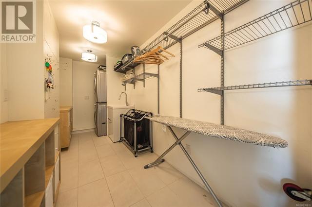 Washer and dryer plus pantry | Image 29