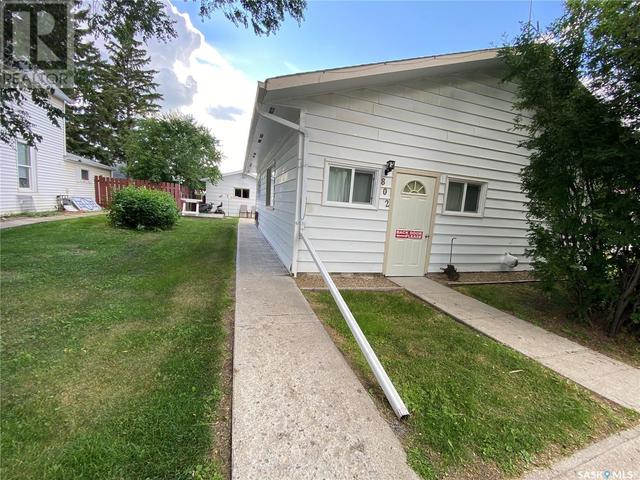 802 Chartier Street, House detached with 2 bedrooms, 1 bathrooms and null parking in Whitewood SK | Image 2