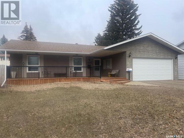 2193 Douglas Avenue, House detached with 3 bedrooms, 3 bathrooms and null parking in North Battleford CY SK | Image 1
