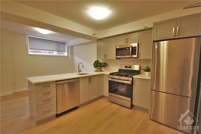001 - 351 Croydon Avenue, Condo with 2 bedrooms, 1 bathrooms and 1 parking in Ottawa ON | Image 4