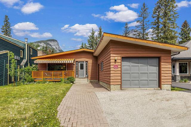 214 Marmot Place, House detached with 3 bedrooms, 1 bathrooms and 2 parking in Banff AB | Image 2