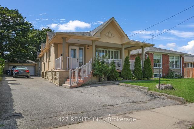 8 Batawa Cres W, House detached with 3 bedrooms, 3 bathrooms and 6 parking in Toronto ON | Image 1