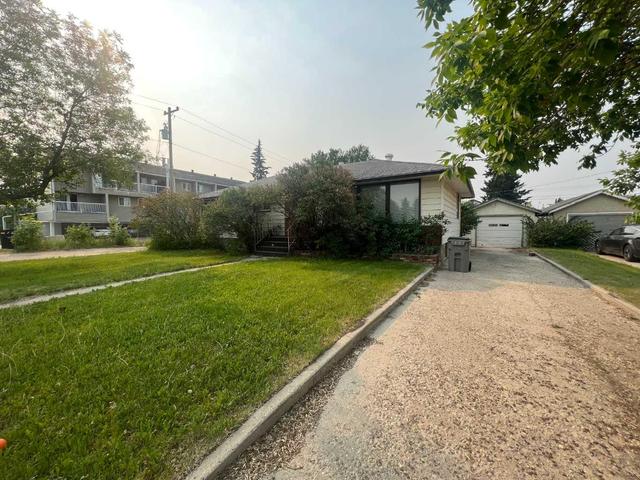 10209 108 Avenue, House detached with 3 bedrooms, 1 bathrooms and 4 parking in Grande Prairie AB | Image 2