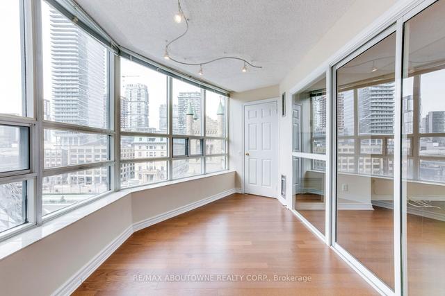 701 - 71 Simcoe St, Condo with 1 bedrooms, 2 bathrooms and 1 parking in Toronto ON | Image 6