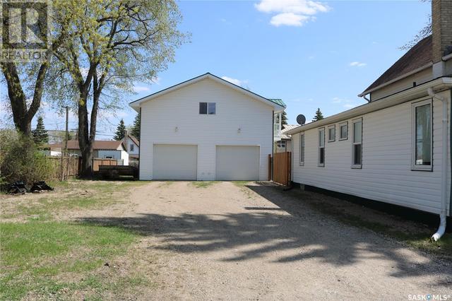 615 Carleton Street, House detached with 2 bedrooms, 2 bathrooms and null parking in Moosomin SK | Image 2