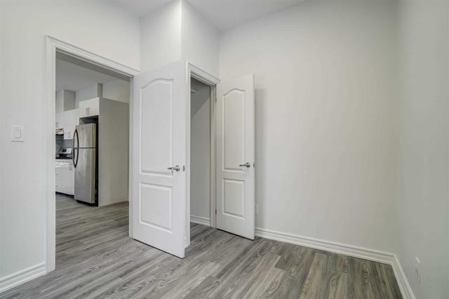 012 - 63 Scarlett Rd, House detached with 1 bedrooms, 1 bathrooms and 0 parking in Toronto ON | Image 2