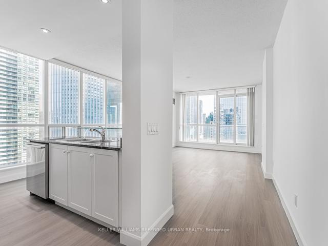 3202 - 8 York St, Condo with 2 bedrooms, 2 bathrooms and 1 parking in Toronto ON | Image 9