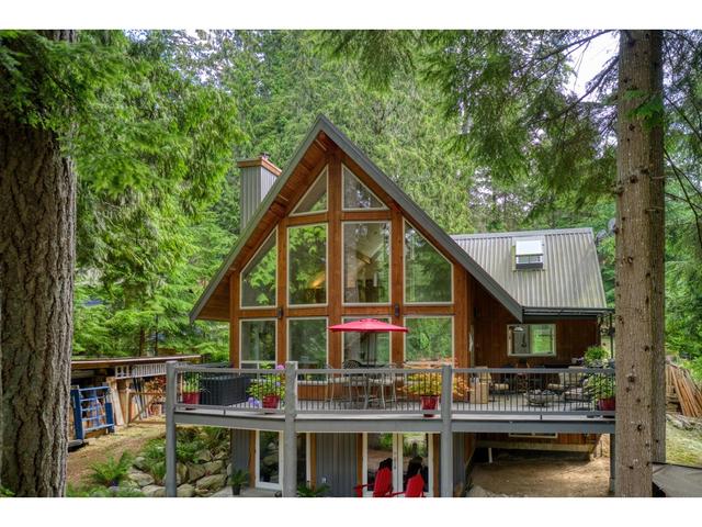 492 Shawanabe Road, House detached with 2 bedrooms, 3 bathrooms and null parking in Sunshine Coast F BC | Image 1