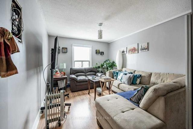 2453 St Clair Ave W, House detached with 5 bedrooms, 1 bathrooms and 6 parking in Toronto ON | Image 4