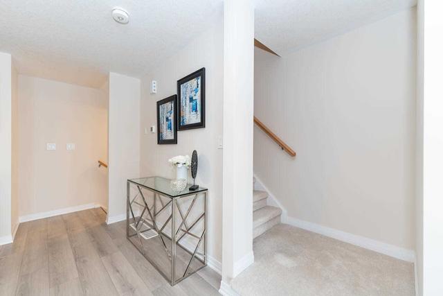 102 Progress Cres, Townhouse with 2 bedrooms, 3 bathrooms and 2 parking in Kitchener ON | Image 28