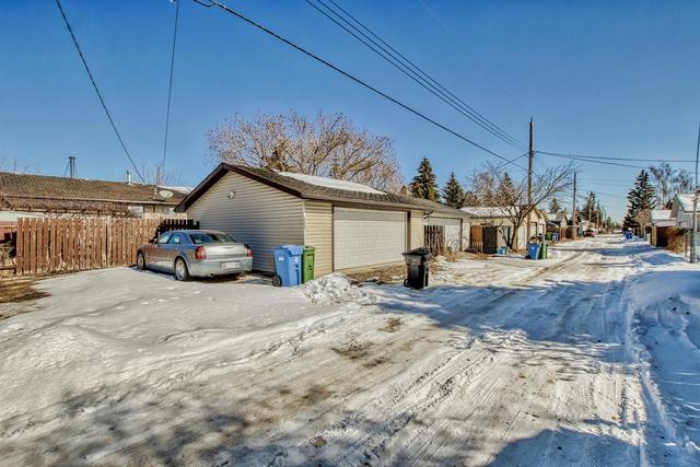 2839 Cedar Ridge Drive Sw, House detached with 4 bedrooms, 2 bathrooms and 3 parking in Calgary AB | Image 35