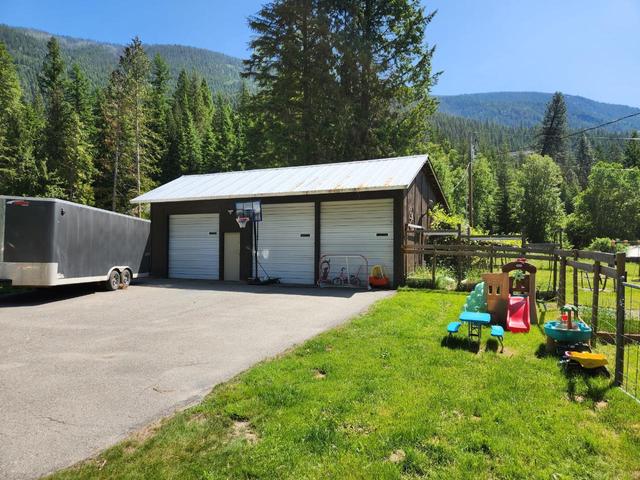 2466 Cunningham Road, House detached with 3 bedrooms, 2 bathrooms and null parking in Central Kootenay H BC | Image 3