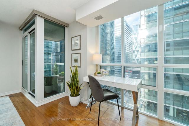 2206 - 30 Grand Trunk Cres, Condo with 2 bedrooms, 2 bathrooms and 1 parking in Toronto ON | Image 15