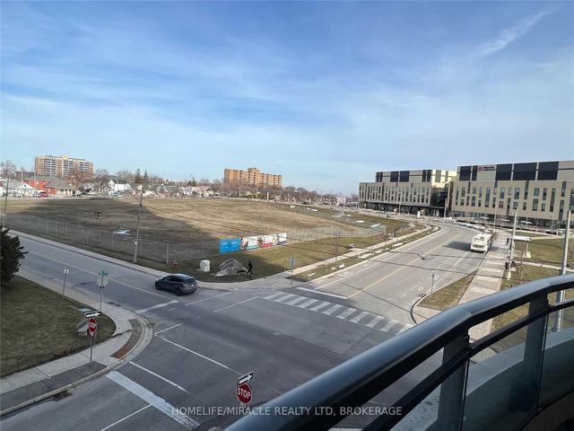 302 - 15 Lynch St, Condo with 2 bedrooms, 2 bathrooms and 1 parking in Brampton ON | Image 2