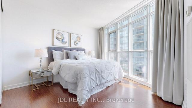 1806 - 21 Iceboat Terr, Condo with 2 bedrooms, 2 bathrooms and 1 parking in Toronto ON | Image 2