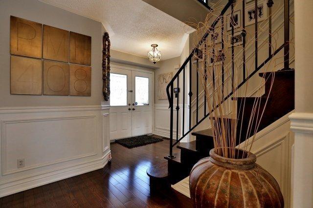 6756 Dillingwood Dr, House detached with 3 bedrooms, 4 bathrooms and 4 parking in Mississauga ON | Image 2