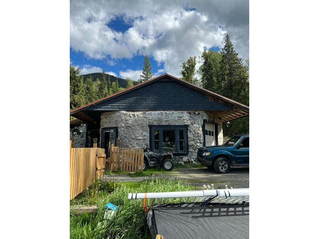 5703 Clement Avenue, House detached with 2 bedrooms, 1 bathrooms and null parking in Central Kootenay B BC | Image 2